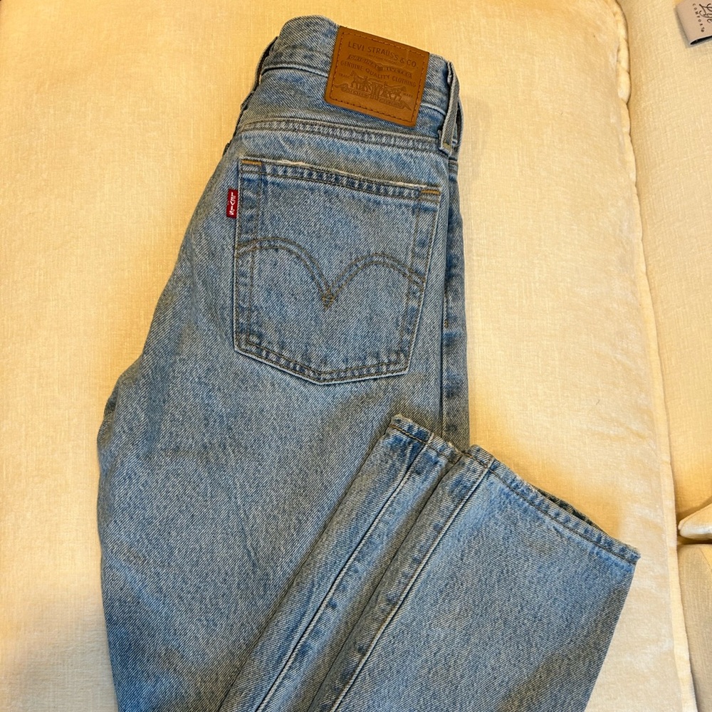 LEVI’S WEDGIE STRAIGHT JEAN